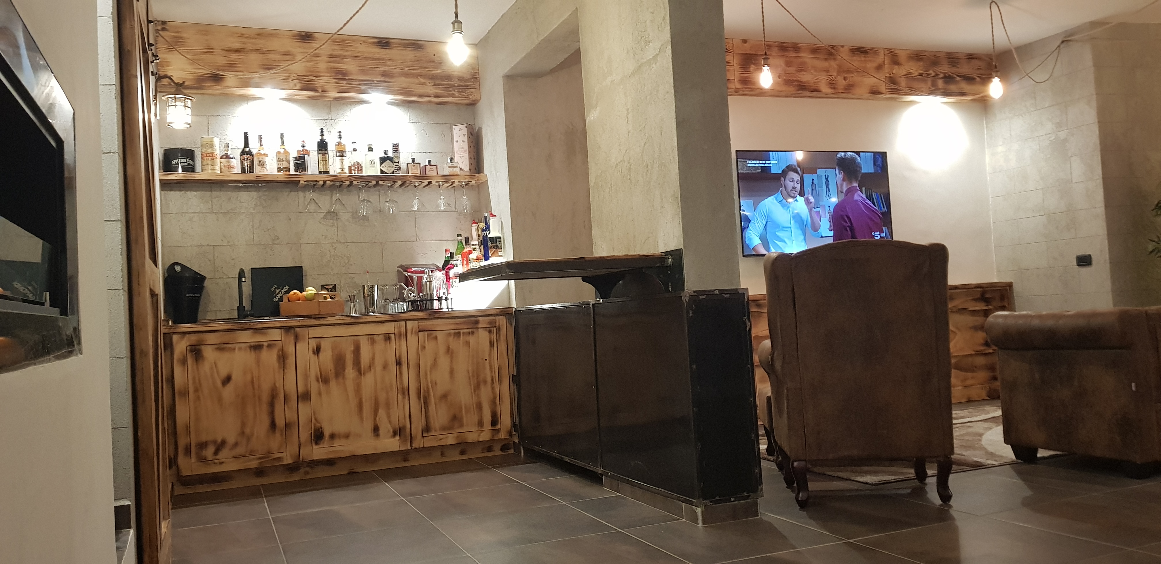 Angolo bar, colonna rivestita, zona TV - Uno spazio da vivere